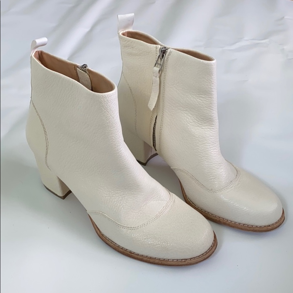 Bill Blass Cream ‘BB Bootie’ Ankle Boots Size 9